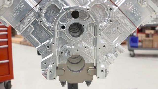 画像: 古典的なV8・OHV2バルブ・・・と侮るなかれ・・・。現代のTF用エンジンはアルミ合金削り出しのブロックと、シリンダーヘッドを採用しています。スリーブは鉄製で、水冷を採用しないのは短時間で競技が終わるため燃料の気化による冷却効果でもなんとかなることと、シリンダー内に水路を設けることによるケース剛性低下の恐れを排除するためです。 www.youtube.com