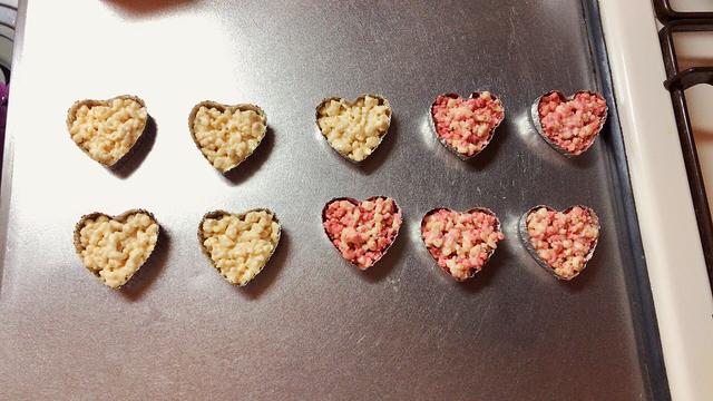 画像: ♡の型に入れます。ハートに入れるとそれだけでバレンタイン感は出ます。