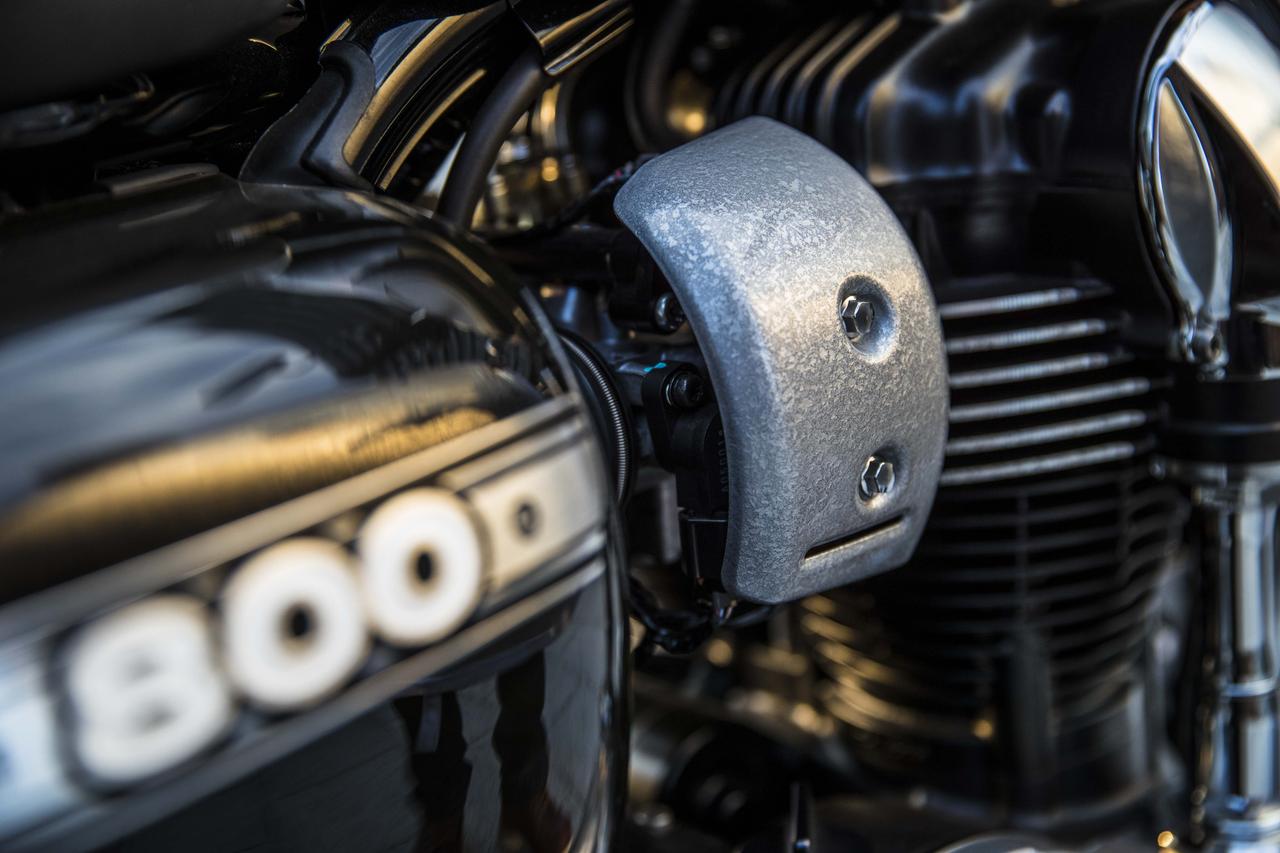 画像: 今回乗ったのはW800ファイナルエディション。インジェクションカバーにはハンマートーン塗装という手間のかかる塗装が施されていました。