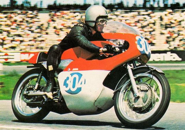 画像: 1969年西ドイツGP350ccクラスで、2位に入ったB.アイビーとヤワのタイプ673。ロータリー・ディスクバルブ方式の水冷2ストロークV4・350ccエンジンから72hp/13,000rpmのパワーを発揮しました。なお乾燥重量は138kgでした。 www.pinterest.jp