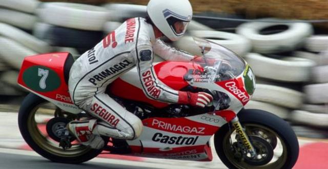 画像: ヤマハの市販レーサー、TZ250(水冷2ストローク並列2気筒)を駆るJ-L.トゥルナドル。最終的に1982年の250ccクラスタイトルは、トゥルナドル118ポイント、A.マンク117ポイントで、わずか1点差でトゥルナドルが手中におさめました。 www.pinterest.jp