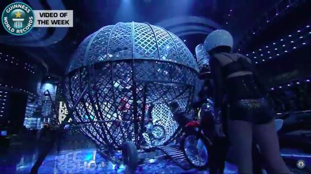画像: かなり小ぶりな球体のなかに、続々とバイクとライダーが入って行きます・・・。 www.youtube.com