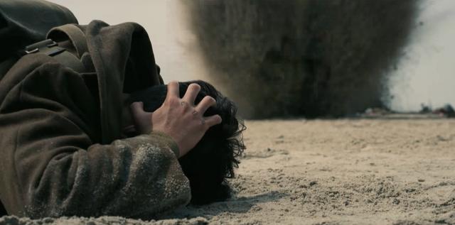 画像: 度重なる爆撃に英仏連合軍はなすすべがない wwws.warnerbros.co.jp