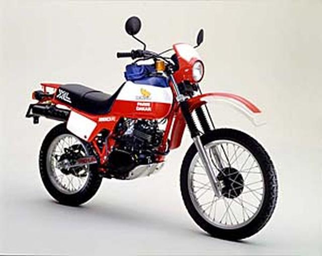 画像: 1982年7月20日発売の、ホンダXL250Rパリ・ダカール。21リットル大容量燃料タンクが最大の特徴でした。 www.honda.co.jp