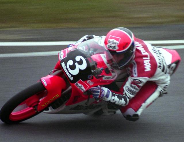 画像: 1992年日本GP(鈴鹿サーキット)125ccクラスで優勝したときのR.ウォルドマン(ホンダ)。 en.wikipedia.org