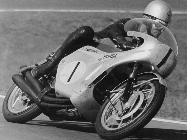 画像: 1966年型ホンダRC181を駆るJ.レッドマン。同年の350ccクラスを走った350cc4気筒車(RC173)と上部エンジンハンガー以外はほぼ同じ車体に、84馬力を誇る空冷4ストローク4気筒DOHC4バルブエンジンを搭載していました。 motovue.net