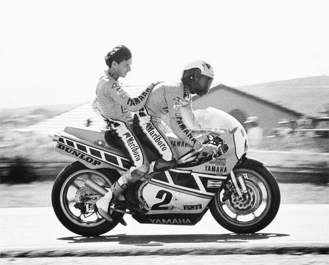 画像: エディ・ローソンを後ろに乗せるキング・ケニー。 www.pinterest.jp