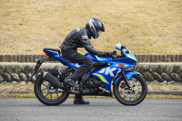 画像: しかも乗車姿勢がけっこうスゴい……