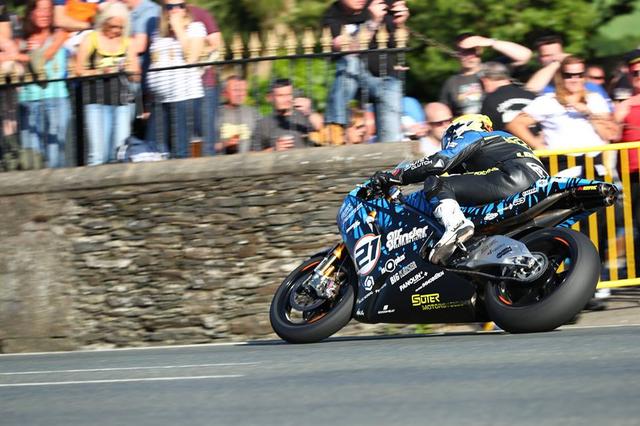 画像: 2016年のセニアTTでのワンシーン。大ベテランのイアン・ロッカーはTT10勝の記録を持つ名手でもあります。 www.facebook.com