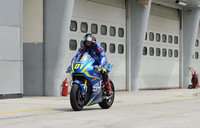 画像: 今年1月、マレーシアのセパンで行われた公式テストで、スズキのMotoGPマシン、GSX-RRに乗るM.ダンロップ。このときはダンロップのほか、モトアメリカ・スーパーバイクチャンピオンのトニ・エリアス、オーストラリアチャンピオンのジョシュ・ウォータースを、スズキは招待してGSX-RRに乗せてあげました。 bikes.suzuki.co.uk