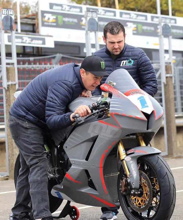 画像: スーパーバイクとセニアTTは今年ノートンで戦うことをすでに表明しているマクギネスですが、600ccスーパースポーツではどのような走りを見せるか・・・注目しましょう! www.facebook.com