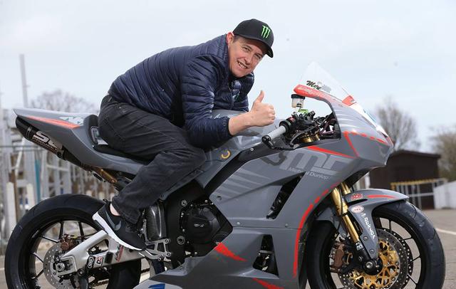 画像: MDレーシングのホンダCBR600RRにまたがり、笑顔を見せるJ.マクギネス。 www.facebook.com