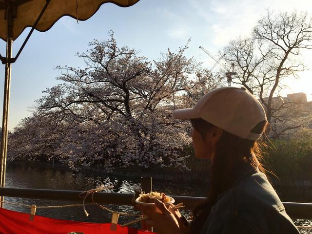 画像: 桜を見ながらお酒とおつまみ。幸せ。