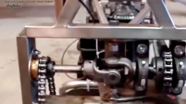 画像: 最初ローコンかと思いましたが、これも自作2WD車ですね・・・。ジョイントとチェーンの組み合わせで前輪を駆動しています。 www.youtube.com