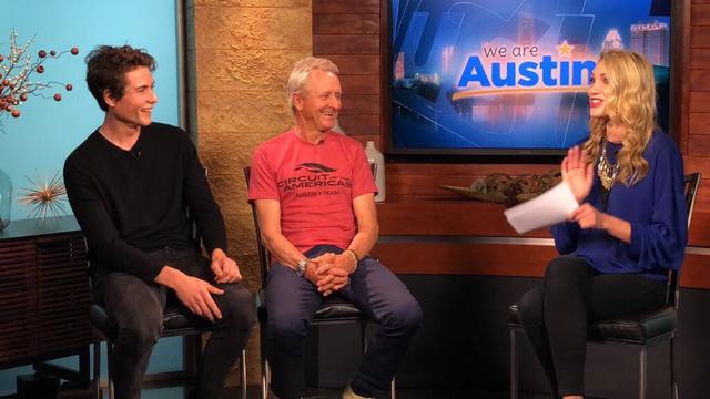 画像: CBSの番組、「ウィー・アー・オースティン」に出演するK.シュワンツ(中央)とJ.ロバーツ(左)。 www.timejust.es