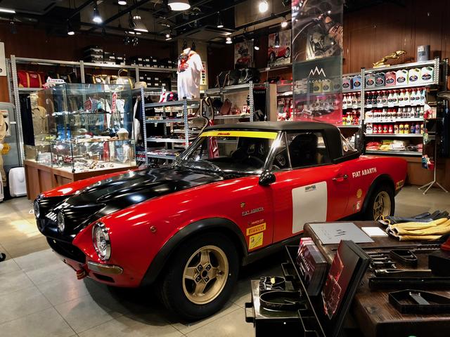 画像: 1970年代のアバルト124スパイダー。個人所有の車で、店舗まで実走で運んだとのこと。