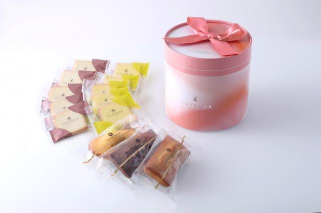 画像: ■商品名 : フルールボックス ■価格 : 本体価格 1,500 円 ■商品内容 : 発酵バターを使ったクッキー生地にチョコレートをサンドした2種類のラングドシャに、深い味わいのフィナンシェ2種類とマドレーヌ。5種類を詰め合わせました。( 計13個入り) ■販売期間 : 4月19日(木)~5月13日(日)*配送承ります ■ 販売店舗: 全国アンテノール41店舗