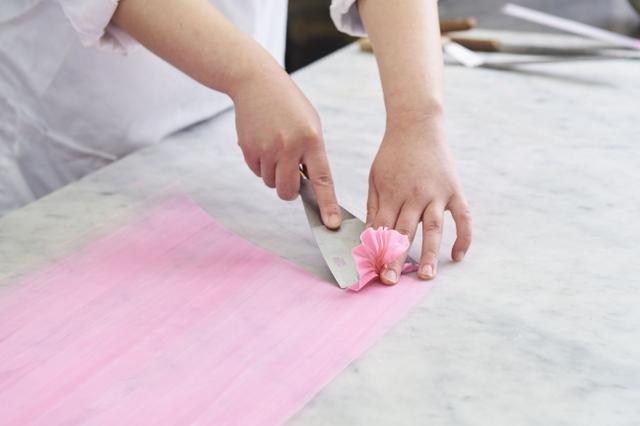 画像1: 職人の手技で1つひとつ大切につくりあげられたケーキ