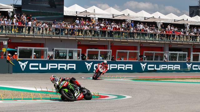 画像: レース2のJ.レイ(カワサキ)とC.デイビス(ドゥカティ)のバトル! www.worldsbk.com