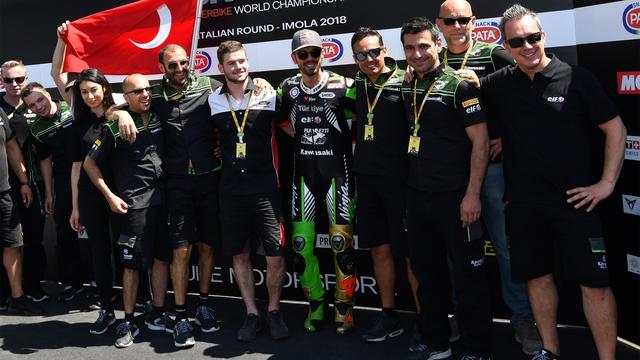 画像: イタリア・イモラで仲間たちに囲まれるK.ソフォーグル(中央)。 www.worldsbk.com