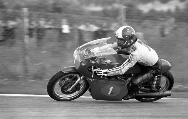 画像: 1960〜1970年代、数々の勝利を我が物とした、G.アゴスチーニとMV350cc3気筒。 ruoteclassiche.quattroruote.it