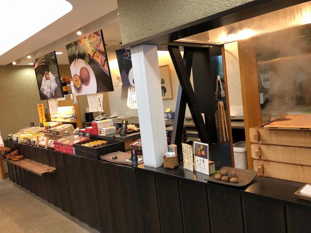 画像: 黒糖まんじゅうなど和菓子も充実。