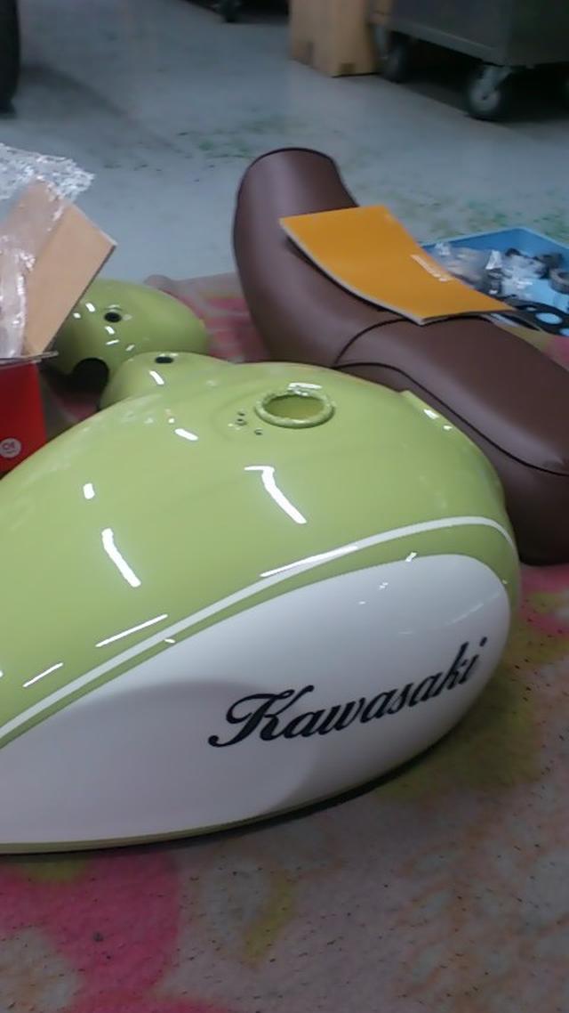 画像: タンクにロゴも入りました。上からラッカー塗ってあります。