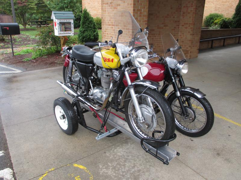 画像: ウケ狙いNo.1なら、これでしょうかね? BSA B44VRのサイドカーに、BSA B44VSを積載するの図(笑)。維持費が圧倒的に安いのも魅力ですが、実用度については・・・まぁ、キビシイでしょうね。 www.britbike.com
