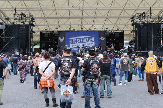 画像: 不等間隔で爆発する迫力の重低音がハーレーオーナーの心を掴むが、音楽イベントでもある『ブルスカ』のイベント初日(2018年5月19日)に行われた、5組のアーティストによる豪華LIVEもまた、上質の音にこだわる大人たちの耳をおおいに満足させた。
