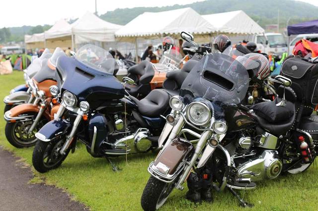 画像: ブルスカにくる富士スピードウェイ来場客はバイクでくるのが当たり前。キャンプ入り口。