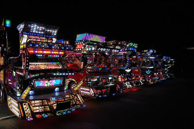 画像1: 鈴鹿サーキットで、泡あり!デコトラあり!音楽あり!異色の祭典が誕生