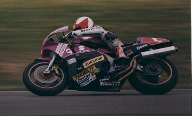 画像: SBK開始に合わせて開発されたホモロゲーションモデル、ホンダRC30に乗り1988、1989年の王者となったフレッド・マーケル。 www.rc30.info