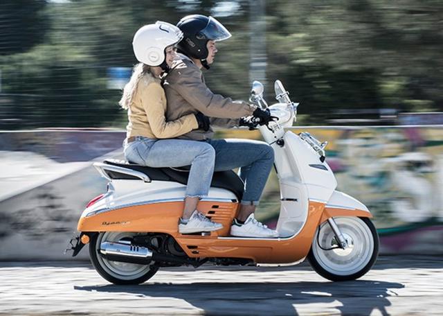 画像: 二人乗りの密着度もいい感じ。125ccにしては大柄なジャンゴ peugeotscooters.jp