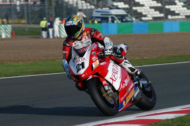 画像: 2006年ドゥカティで2度目のSBKタイトルを獲得したときのT.ベイリス。この年のMotoGP最終戦バレンシアGPにスポット参戦して、キャリア初のMotoGP勝利を記録したときは、世界的な大ニュースになりました。 en.wikipedia.org