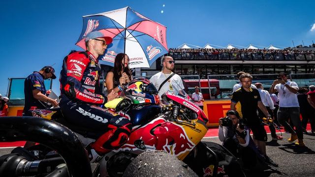 画像: レース1に備えるL.キャミア(ホンダ)。全日本JSB1000でのCBR1000RRWは、ライバルであるヤマハYZF-R1に対抗可能なレベルに仕上がっているので、鈴鹿8耐ではSBKの鬱憤を晴らす快走を期待したいです! www.worldsbk.com