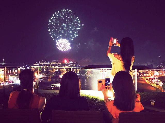 画像: 写メが止まらない人たち。笑