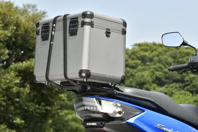 画像: 多くの荷掛けフックがあるので、かなり大きな荷物もガッチリ固定できて実用的でもあります。