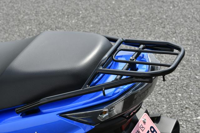 画像: 頑丈さがひと目でわかるリアキャリア。荷掛けフックの多さにスズキらしい優しさを感じます。