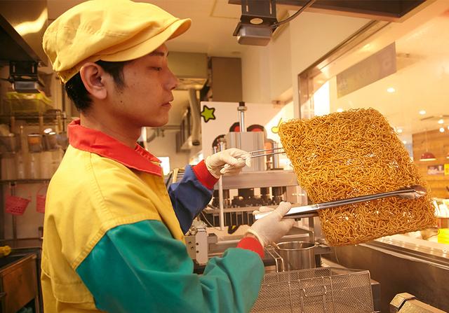 画像: 【おやつfactoryベビースターランド】 出来たてのベビースターが食べられ、20種類以上のドリンクやスイーツも充実 hakurankan.jp