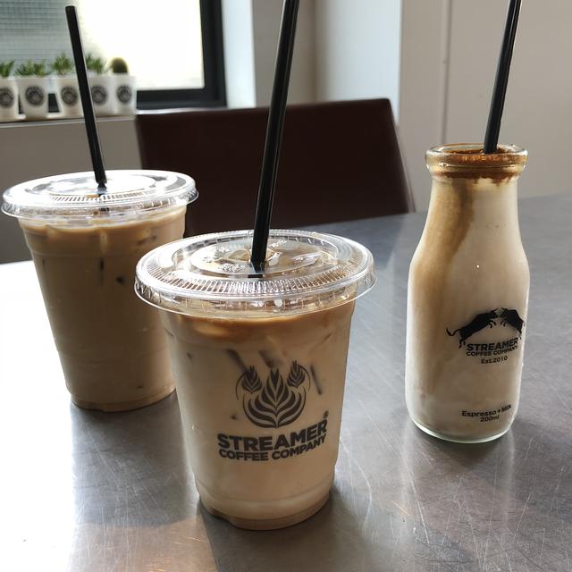 画像: 左からリボルバーラテ、ストリーマーコーヒーラテ、ストリーマーコーヒー牛乳。