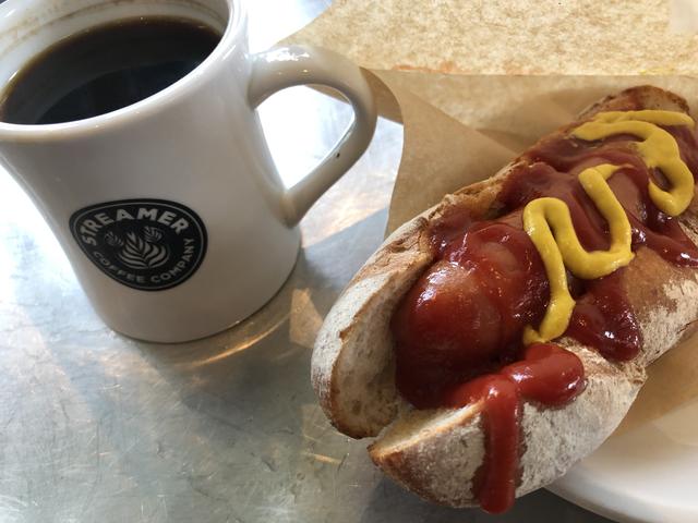 画像: ホットドックのパンがフランスパン!珍しいですよね。
