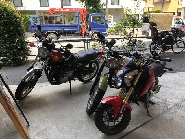 画像: バイク停めてOKと言われたのですが、ロレンスチームはちょっと遠慮気味で、端っこの方に3台並べました(笑)