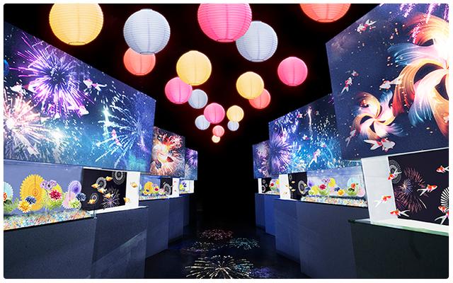 画像: 金魚花火/あたりを照らす提灯と、鮮やかな花火の通り道。可憐に泳ぐ金魚たちが心躍る夏へと誘います。 www.aqua-park.jp