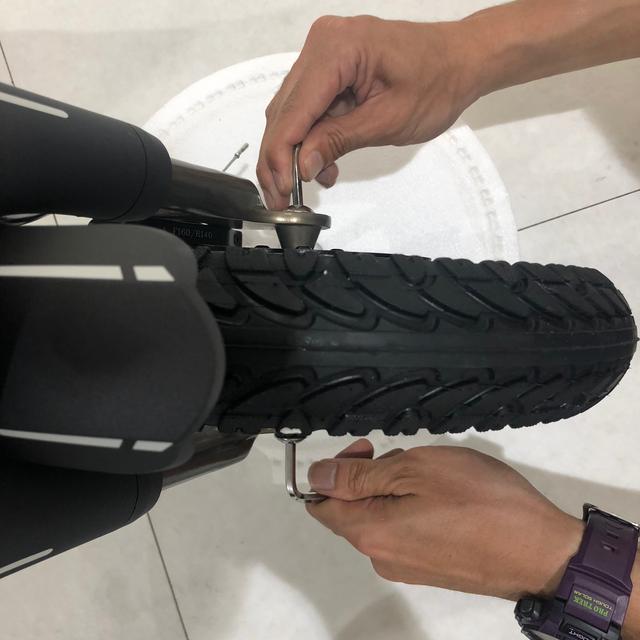 画像: 具付きのミニレンチを使ってしっかり固定。左手でロックして、右を回す感じです。