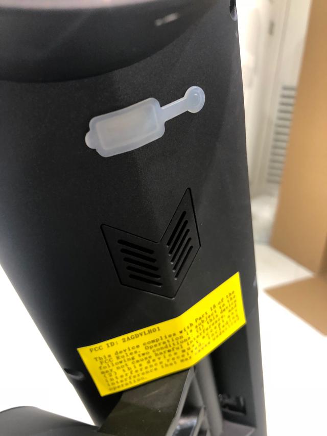 画像: USBポートがついてて、スマホを充電できます。その下はスピーカーだと思いますが、次回確認します!