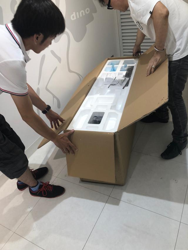 画像: 発泡スチロールに守られた本体と、なにやら工具などが・・・