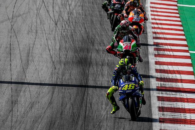 画像: 後方から追い上げるレースとなった46番のV.ロッシ(ヤマハ)。依然ランキング2位ですが、またまたランキング首位のマルケスとの差は拡大することに・・・。 race.yamaha-motor.co.jp