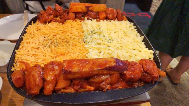 画像: 上に乗ってるのはさつまいも!結構でかくて先に食べるとお腹にたまるので要注意。韓国料理って色んな添え物にさつまいもが出てくるんですよね〜