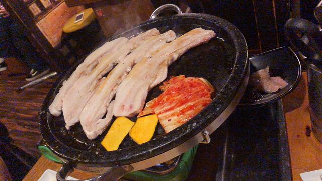 画像: お肉をひっくり返したり、切ったり、全て店員さんがやってくれます☆