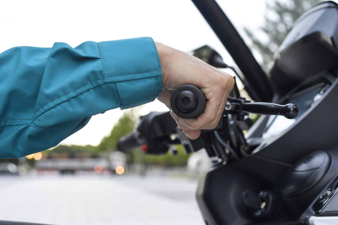 画像: 奥側に捻る逆スロットル